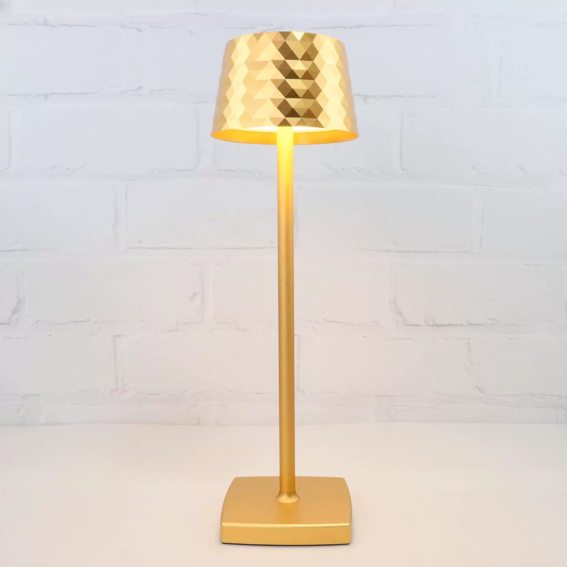 Modern Wireless Table Lamp with Diamond Pattern for Hotel Settings